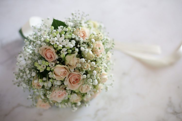 Il-bouquet-sposa-rotondo-fiori-piccoli