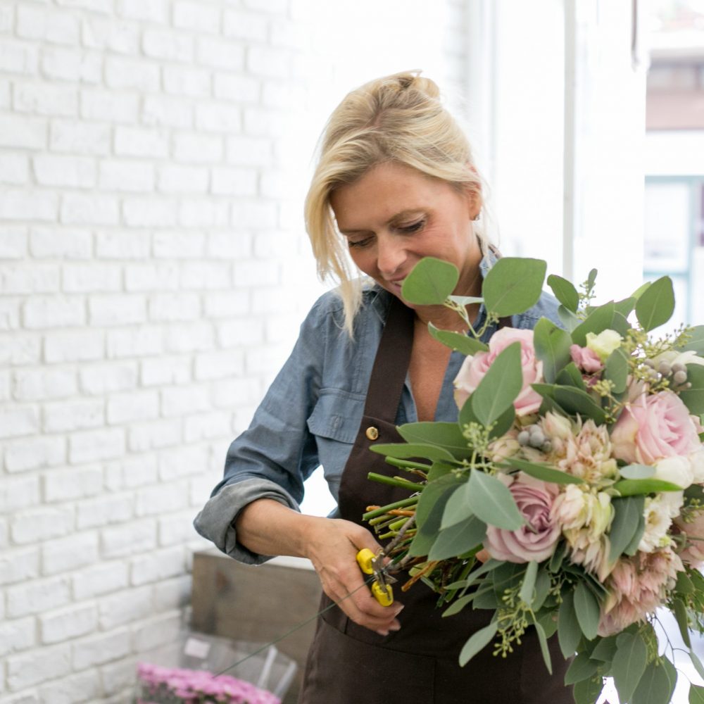 fiorista che confeziona bouquet